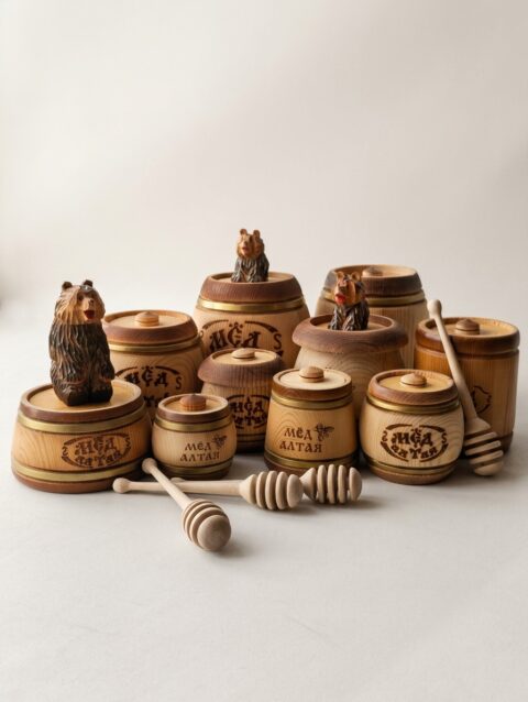 honey in small wooden barrels